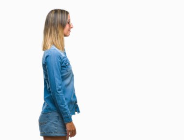 Genç güzel kadın giyiyor güneş gözlüğü izole arka tarafına, seyir üzerinde dinlenmek doğal yüz emin gülümseme ile pozuyla profili.