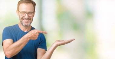 Yakışıklı orta yaş ağarmış komuta sizde hayrete ve el ile sunulması ve parmak ile işaret ederken kameraya gülümseyen izole arka plan üzerinde gözlük nedir.