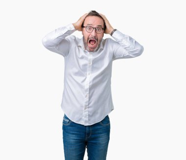 Üzerinde gözlük takan yakışıklı orta yaş zarif üst düzey iş adamı arka plan deli izole ve baş, korkuyor ve açık ağzı ile şok sürpriz elleriyle korkuttu