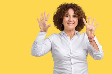 Güzel orta ager üst düzey businees kadın gösterilen ve parmakları ile işaret izole arka plan üzerinde numara 9 kendinden emin ve mutlu gülümseyerek süre.