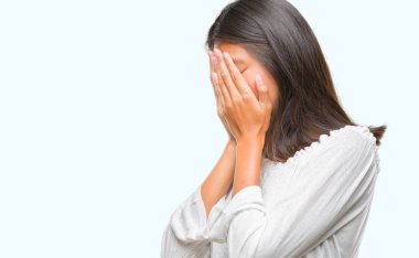 Genç Asyalı kadın ağlayarak süre elleriyle yüzünü kapsayan üzgün ifade ile izole arka plan üzerinde. Depresyon kavramı.