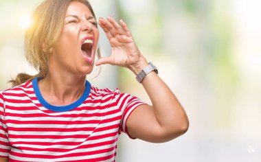 Orta yaş İspanyol kadın kıdemli bağırarak ve ağzı üzerinde el ile yan için çığlık izole arka plan üzerinde. İletişim kavramı.