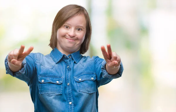 Молода Доросла Жінка Синдромом Вниз Над Ізольованим Тлом Посміхається Дивитися — стокове фото