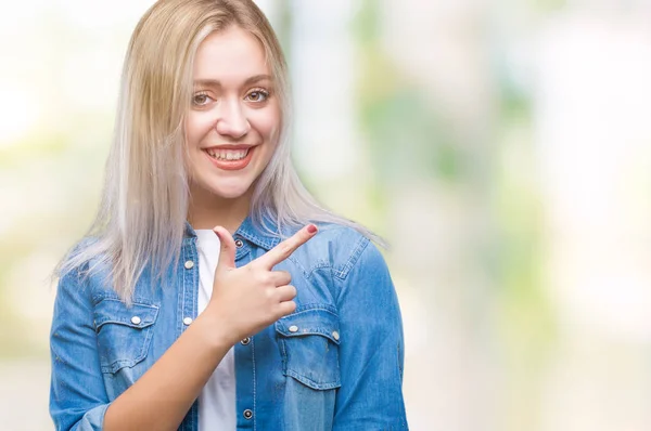 Jovem Loira Sobre Fundo Isolado Alegre Com Sorriso Rosto Apontando — Fotografia de Stock