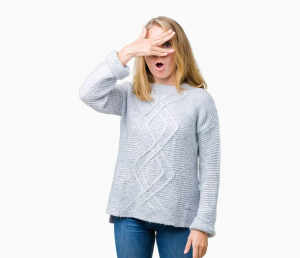 Mulher Bonita Usando Camisola Inverno Sobre Fundo Isolado Espreitando Choque — Fotografia de Stock