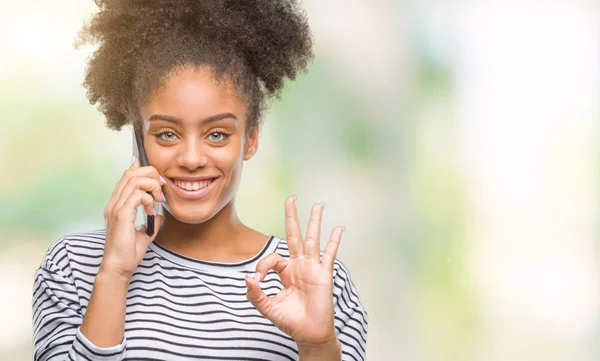 Mujer Afroamericana Joven Hablando Por Teléfono Sobre Fondo Aislado Haciendo — Foto de Stock
