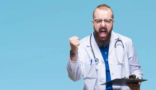 Jovem Médico Homem Segurando Prancheta Sobre Fundo Isolado Irritado Frustrado — Fotografia de Stock