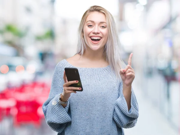 Giovane Donna Bionda Che Invia Messaggi Testo Utilizzando Smartphone Sfondo — Foto Stock