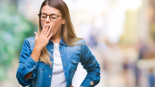 Fiatal Gyönyörű Több Mint Szemüveg Alatt Elszigetelt Háttér Unatkozik Ásítás — Stock Fotó