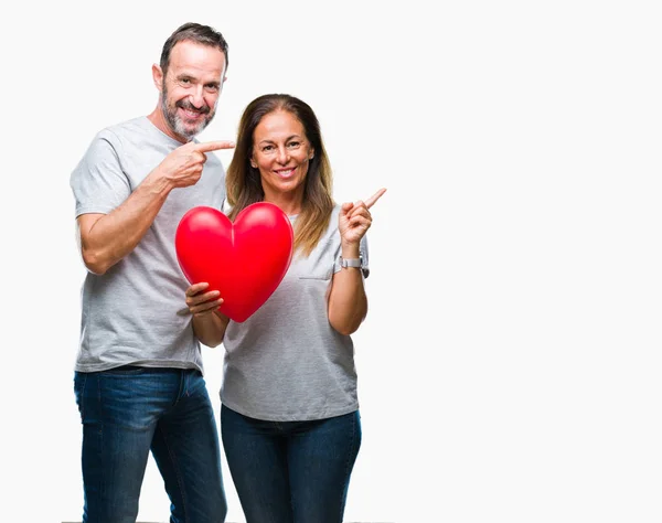 Hispanische Paar Mittleren Alters Lässig Verliebt Hält Rotes Herz Über — Stockfoto
