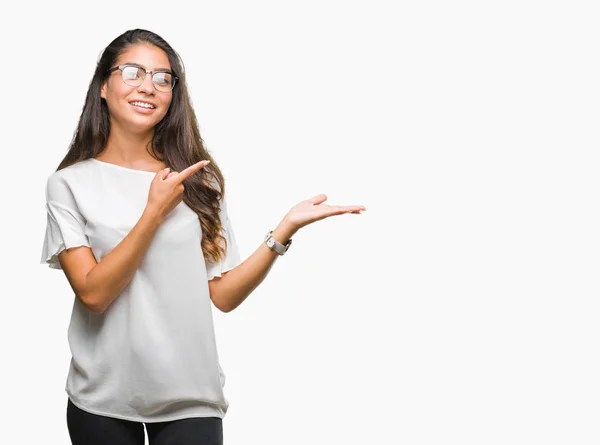 Joven Mujer Árabe Hermosa Con Gafas Sobre Fondo Aislado Sorprendido — Foto de Stock