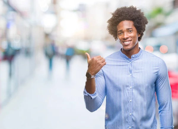 Afro Americano Homem Sobre Isolado Fundo Sorrindo Com Feliz Rosto — Fotografia de Stock