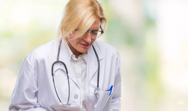 Medelålders Blond Läkare Kvinna Över Isolerade Bakgrund Med Handen Magen — Stockfoto