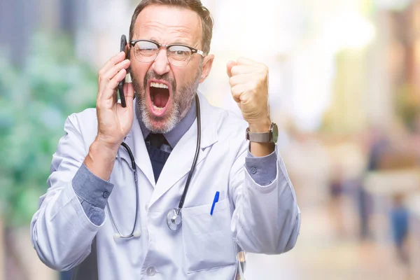 Hombre Médico Edad Madura Hoary Hablando Teléfono Inteligente Sobre Fondo — Foto de Stock