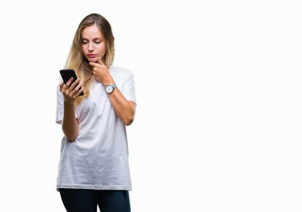 Jonge Mooie Blonde Vrouw Met Smartphone Geïsoleerde Achtergrond Ernstige Gezicht — Stockfoto