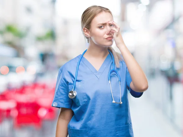 Giovane Chirurgo Bionda Medico Donna Sfondo Isolato Odore Qualcosa Puzzolente — Foto Stock