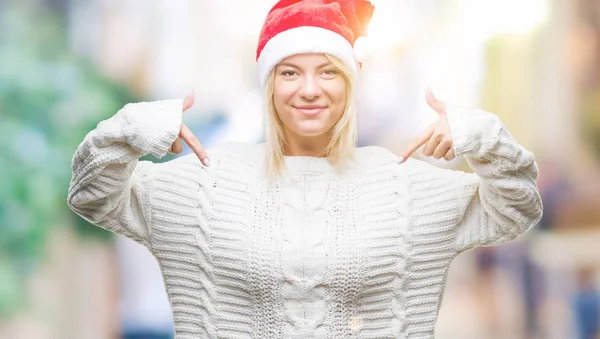 Jovem Mulher Loira Bonita Usando Chapéu Natal Sobre Fundo Isolado — Fotografia de Stock