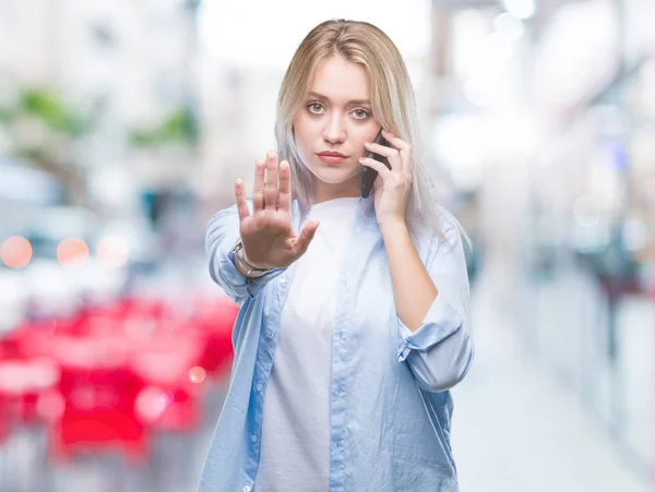 Jonge Blonde Vrouw Praten Gebaar Smarpthone Geïsoleerde Achtergrond Met Open — Stockfoto