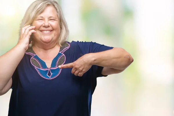 Senior Size Kaukasische Frau Telefoniert Über Isolierten Hintergrund Mit Überraschung — Stockfoto