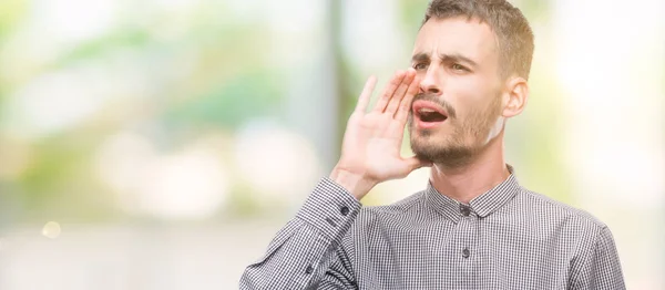 Homem Jovem Hipster Gritando Gritando Alto Para Lado Com Mão — Fotografia de Stock