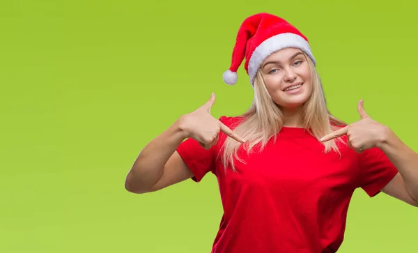 Jonge Kaukasische Vrouw Kerstmuts Dragen Geïsoleerde Achtergrond Zoek Vertrouwen Met — Stockfoto