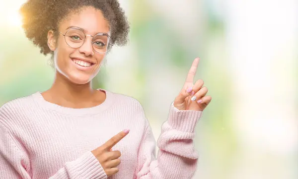 Unga Afro Amerikansk Kvinna Som Bär Glasögon Över Isolerade Bakgrund — Stockfoto