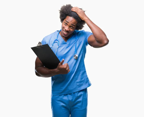 Médico Cirurgião Afro Americano Segurando Homem Prancheta Sobre Fundo Isolado — Fotografia de Stock