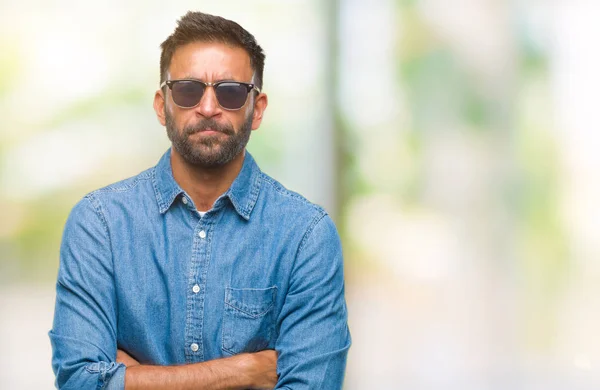 Hombre Hispano Adulto Con Gafas Sol Sobre Fondo Aislado Escéptico —  Fotos de Stock