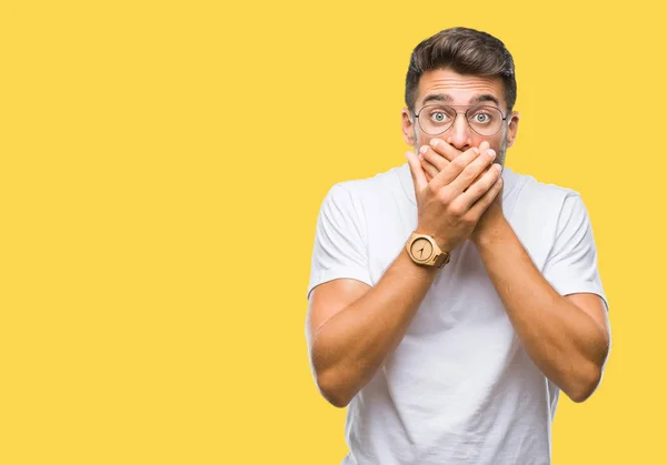 Ein Junger Gutaussehender Mann Mit Brille Vor Isoliertem Hintergrund Schockierte — Stockfoto