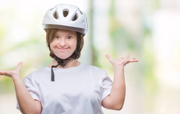 Junge Erwachsene Radfahrerin Mit Syndrom Mit Schutzhelm Vor Isoliertem Hintergrund — Stockfoto