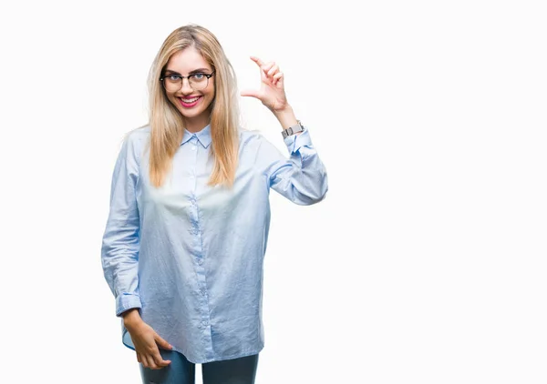 Jovem Mulher Negócios Loira Bonita Usando Óculos Sobre Fundo Isolado — Fotografia de Stock