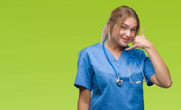 Vrouw Van Jonge Kaukasische Dokter Chirurg Uniform Dragen Geïsoleerde Achtergrond — Stockfoto