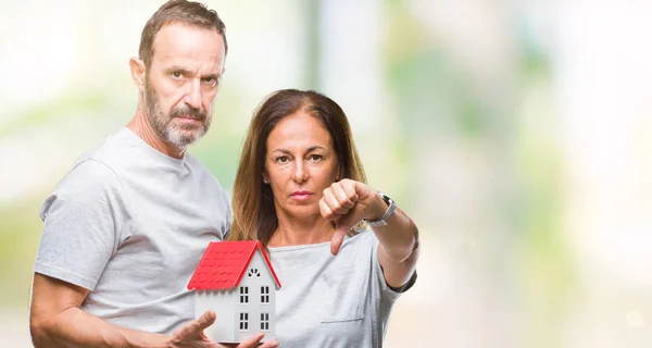 Hispanische Paar Mittleren Alters Kauft Neues Haus Vor Isoliertem Hintergrund — Stockfoto