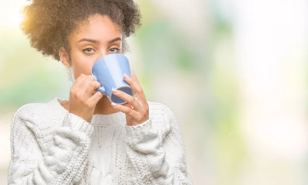 Genç Afro Amerikalı Kadın Driking Fincan Kahve Acımak Yüz Ciddi — Stok fotoğraf