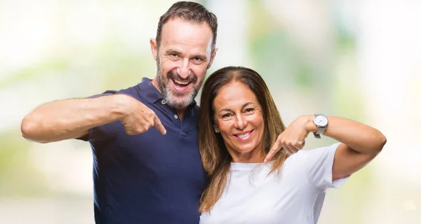 Hispanisches Paar Mittleren Alters Lässig Über Isoliertem Hintergrund Sieht Selbstbewusst — Stockfoto