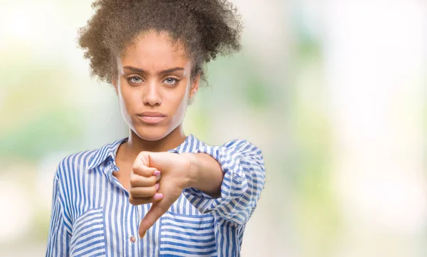 Jovem Afro Americana Sobre Fundo Isolado Olhando Infeliz Irritado Mostrando — Fotografia de Stock