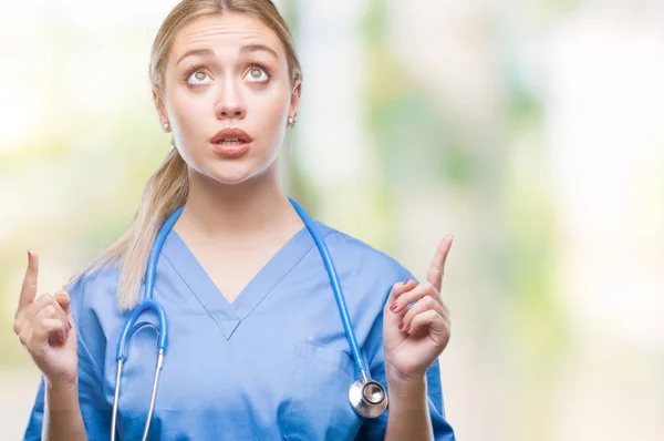 Young Blonde Surgeon Doctor Woman Isolated Background Amazed Surprised Looking — Stock Photo, Image