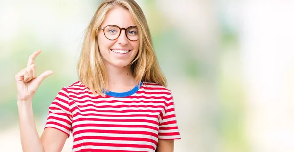 Mulher Bonita Usando Óculos Sobre Fundo Isolado Sorrindo Gestos Confiantes — Fotografia de Stock