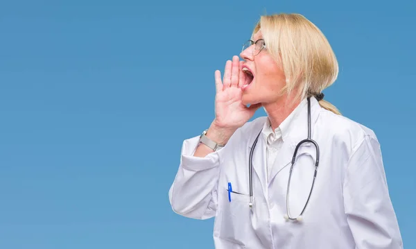 Médico Rubio Mediana Edad Mujer Sobre Fondo Aislado Gritando Gritando — Foto de Stock