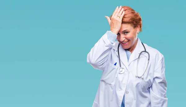 Senior Mujer Médica Caucásica Vistiendo Uniforme Médico Sobre Fondo Aislado — Foto de Stock