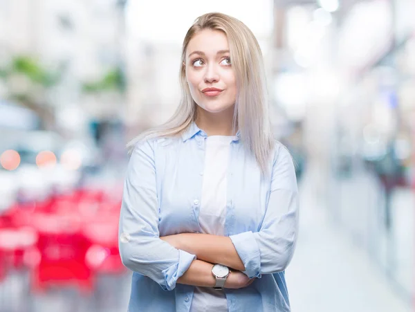 Jonge Blonde Vrouw Geïsoleerde Achtergrond Glimlachend Uitziende Kant Staren Weg — Stockfoto