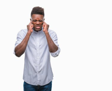 Afrikalı-Amerikalı genç kulakları ile yüksek sesle müzik gürültü rahatsız ifade parmaklarıyla kapsayan izole arka plan üzerinde. Sağır kavramı.