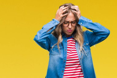 Çünkü çaresiz ve stresli baş ağrısı acı izole arka plan üzerinde gözlük güzel sarışın genç kadın acı ve migren. Ellerini kafasına.