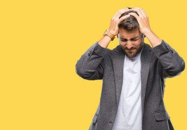 Genç yakışıklı iş adamı çünkü umutsuz ve stresli baş ağrısı acı izole arka plan üzerinde ağrı ve migren. Ellerini kafasına.