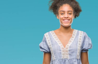 İzole arka plan ile bir mutlu ve güzel genç afro Amerikan kadın yüzündeki gülümseme. Şanslı kişi.