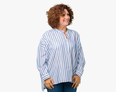 Üzerinde Donanma forması giyen güzel orta ager üst düzey kadın arka plan uzak tarafına gülümseme ile yüzünde, doğal ifade arıyorum izole. Kendine güvenen gülüyor.