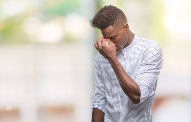 Afrikalı-Amerikalı genç izole arka burun ve göz yorgunluğu ve baş ağrısı duygu sürtünme yorgun üzerinde. Stres ve hayal kırıklığı kavramı.