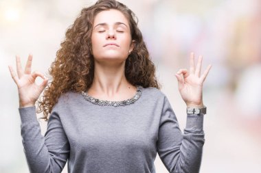 Güzel esmer kıvırcık saçlı Genç kız izole arka plan üzerinde bir kazak giyiyor rahatla ve gülümseyen gözlerle kapalı parmak jestle meditasyon yapıyor. Yoga kavramı.