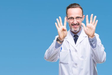 Orta yaş üst düzey ağarmış profesyonel adam gösterilen ve parmakları ile işaret izole arka plan üzerinde beyaz önlük giyen numara 9 kendinden emin ve mutlu gülümseyerek süre.