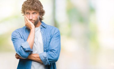 Yakışıklı İspanyol modeli adam yorgun ve bıkkın ile depresyon sorun Çapraz kollar ile seyir düşünüyorum izole arka plan.